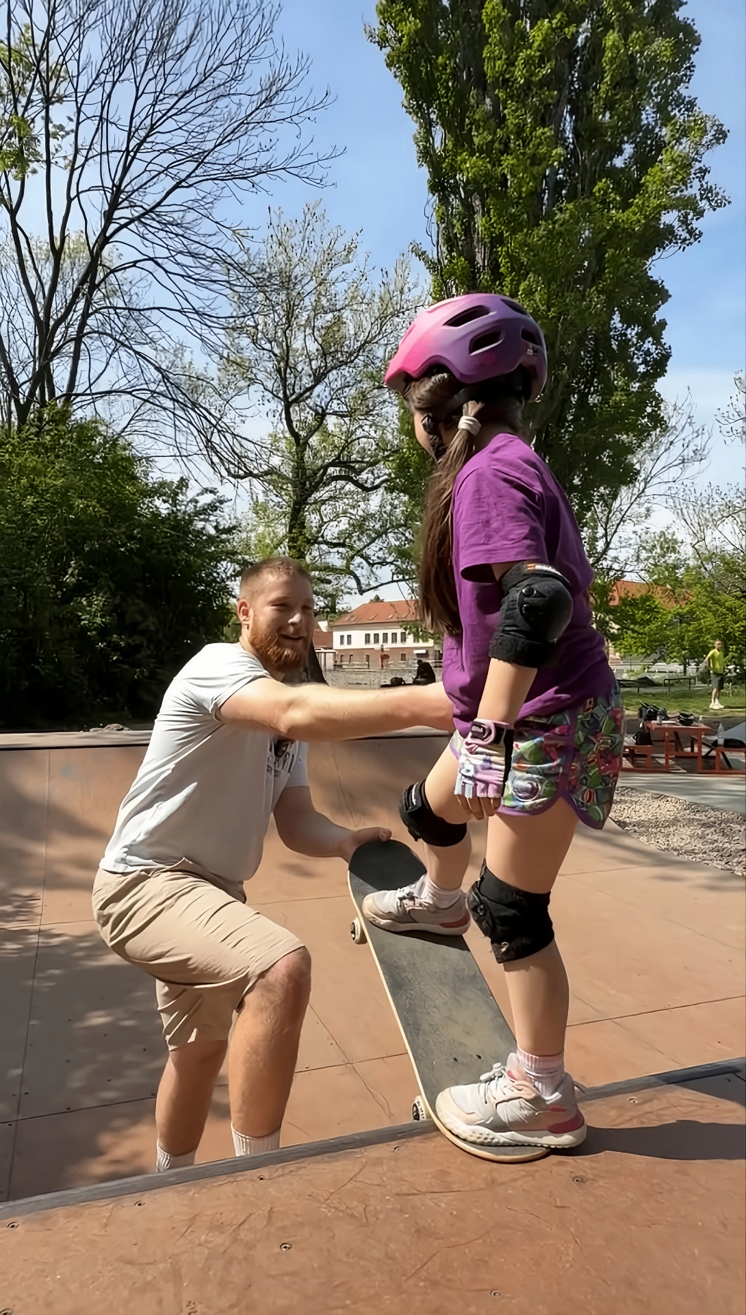 Dítě jezdí na skateboardu v pražském skateparku